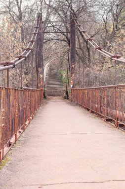 Paslı parmaklıkları ve paslı direkleriyle eski yaya köprüsü.