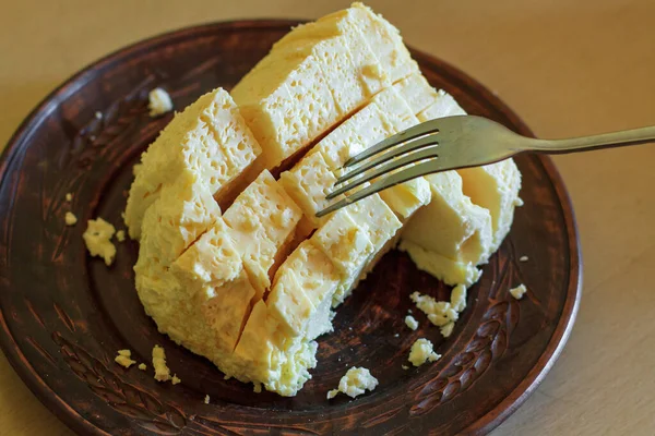 Queso Graso Con Tenedor Plato Marrón Sobre Mesa —  Fotos de Stock