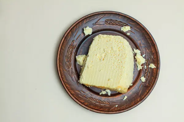 Жирный Сыр Коричневой Тарелке Белом Фоне — стоковое фото