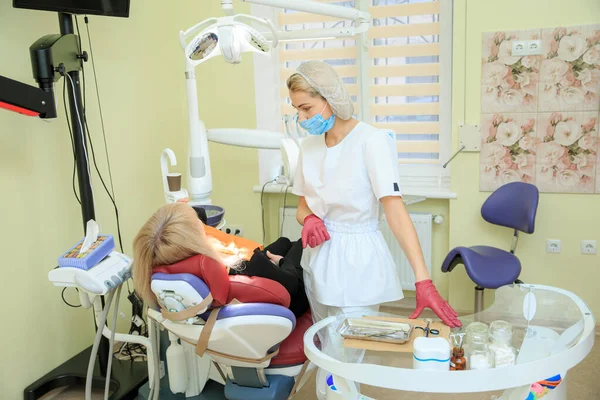 Врач Стоматолог Пациент Кресле Клинике — стоковое фото