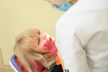 Diş hekimi hastayla manipülasyon yapar..