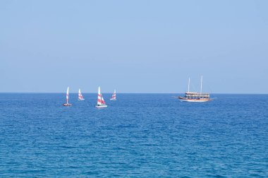 Eğlence yatı ve açık denizlerde yelkenli katamaranları