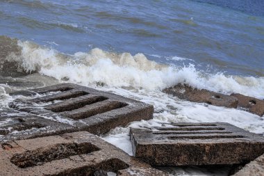Deniz kenarındaki dalgalar için beton döşemeler