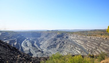 Güneşli bir günde Demir Küre Taş Ocağı