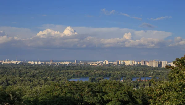 Lago Nella Foresta Vicino Una Grande Metropoli — Foto Stock