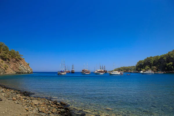 Yazın Deniz Koyunda Eğlence Yatları — Stok fotoğraf