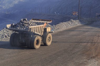 Taş ocağında demir cevheri yüklü eski bir maden kamyonu.