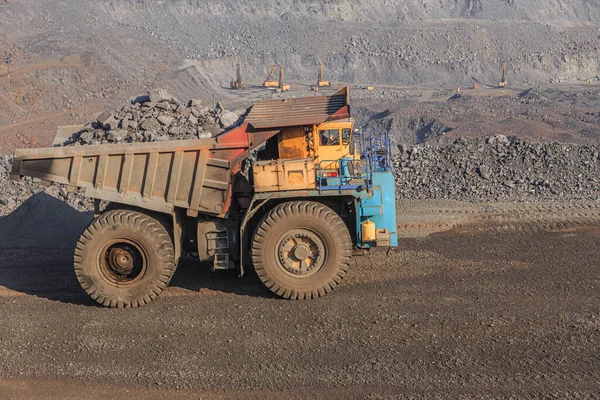 Velho Caminhão Mineração Grande Carregado Com Minério Ferro Uma Pedreira — Fotografia de Stock