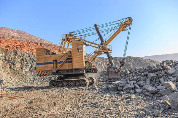 鉄鉱石採石場の古い大きな鉱山掘削機 — ストック写真