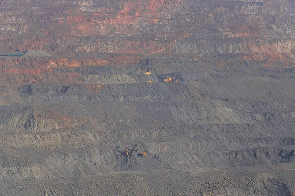 在阳光灿烂的日子 铁矿采石场的地平线 — 图库照片