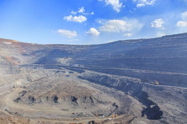 Güneşli bir günde demir cevheri ocağı manzarası