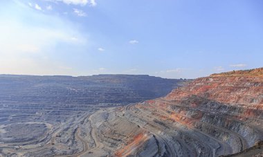 Güneşli bir günde demir cevheri ocağı manzarası