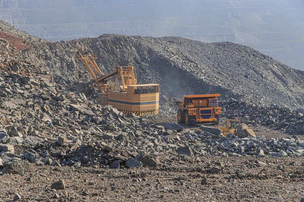 Excavadora Carga Mineral Hierro Camión Volquete Grande —  Fotos de Stock