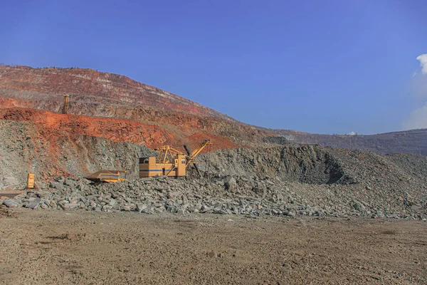 Excavadora Carga Mineral Hierro Camión Volquete Grande —  Fotos de Stock