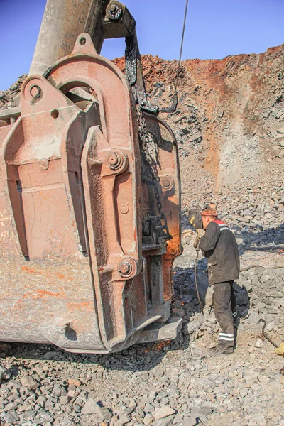 溶接機は鉱山掘削機のバケツを修理します — ストック写真