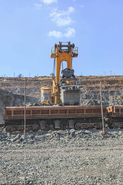 Excavadora Que Carga Mineral Hierro Granito Vagones Ferroviarios — Foto de Stock