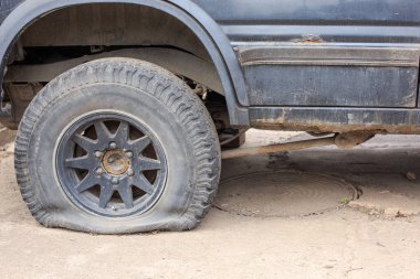 Uzun süre araba kullanmayan paslı bir SUV.