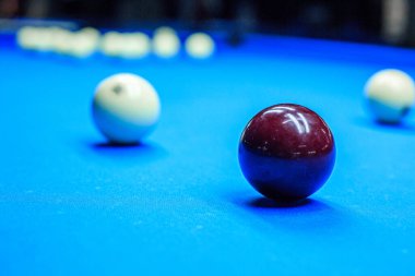 Oyun sırasında masada bilardo topları vardı.