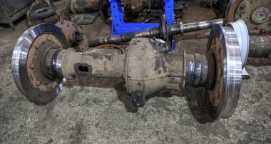 Tramvay tekerlekleri tramvaydan ayrılıyor.