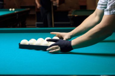 Adam bilardo oynuyor diye toplarını ortaya koyuyor. Topun keskinliği