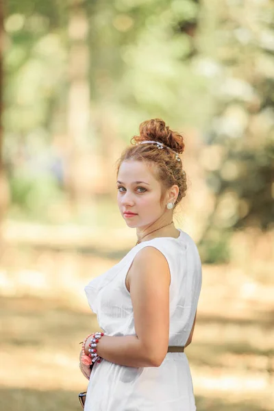 Retrato Uma Menina Ruiva Vestido Branco Parque Início Outono — Fotografia de Stock