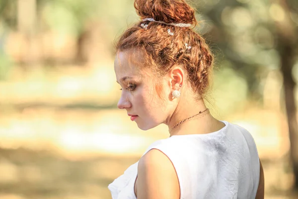 Портрет Рудої Дівчини Білій Сукні Парку Початку Осені — стокове фото