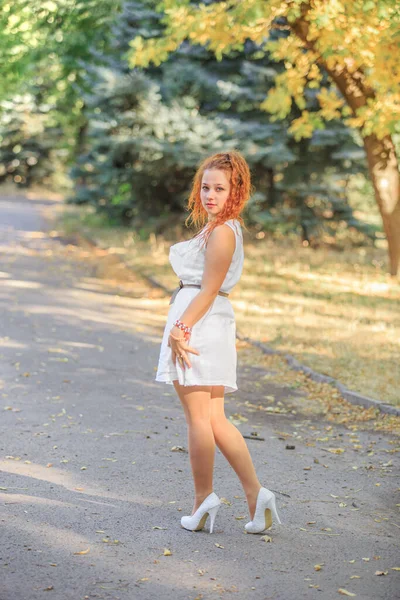 Menina Cabelos Vermelhos Vestido Branco Parque Início Outono — Fotografia de Stock