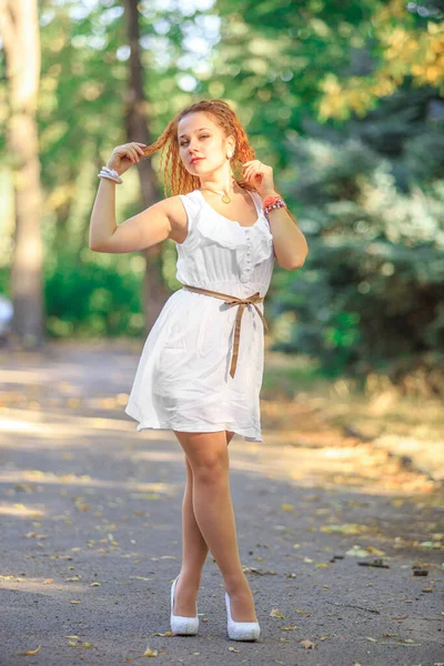 Рудоволоса Дівчина Білій Сукні Парку Початку Осені — стокове фото