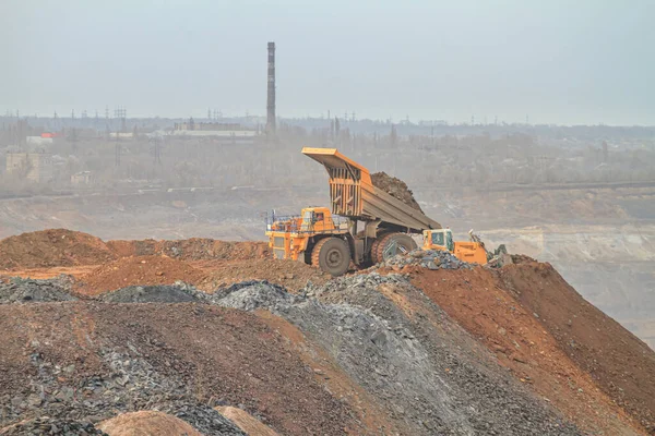 Grande Caminhão Mineração Despeja Resíduos Rocha Uma Lixeira — Fotografia de Stock