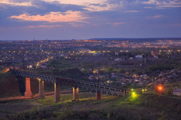 Pont Sur Rivière Dans Contexte Ville Soir — Photo