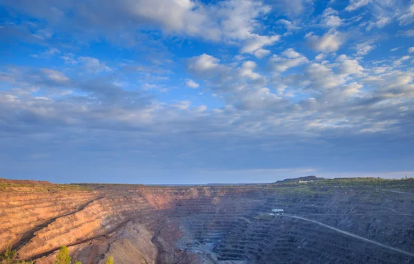 鉄鉱石の採石場の上に雲がある空 — ストック写真