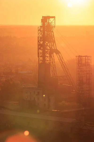 Wieża Górnicza Metalowa Sylwetka Wschodzie Lub Zachodzie Słońca — Zdjęcie stockowe