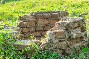 Eski harabe tuğla çimlerin üzerinde