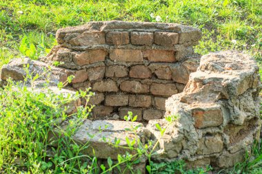 Eski harabe tuğla çimlerin üzerinde