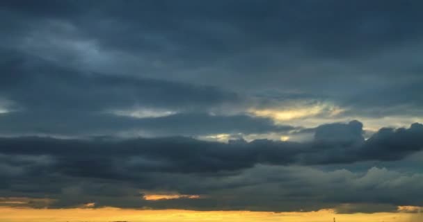 落日或黎明与雷雨的时间 — 图库视频影像