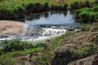 Küçük bir şelalede kaynayan su