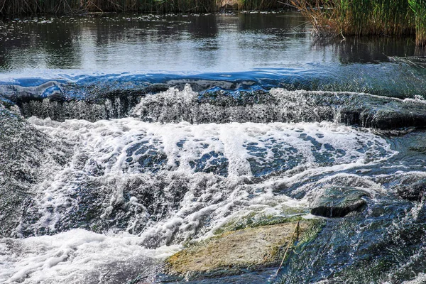 Acqua Bollente Una Piccola Cascata Fluviale — Foto Stock