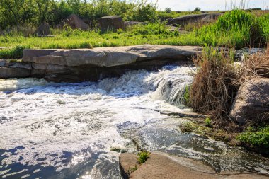 Küçük bir şelalede kaynayan su