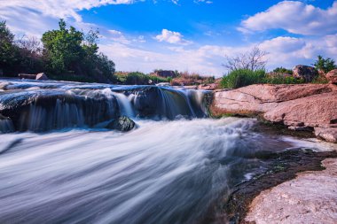 Bir dağ nehrinin fırtınalı su akıntısı. Uzun pozlu çekim