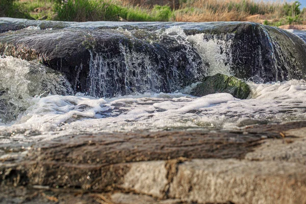 Blubberndes Wasser Auf Einem Kleinen Wasserfall — Stockfoto