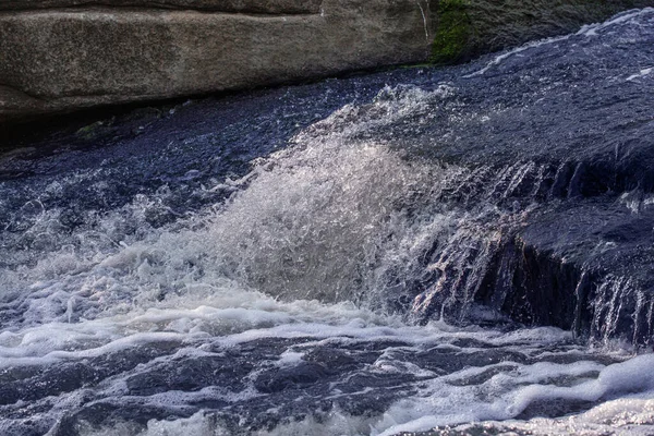 Água Borbulhante Uma Pequena Cachoeira Rio — Fotografia de Stock