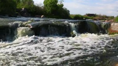 Nehirde çağlayan küçük şelale