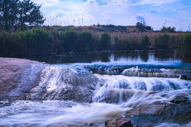 Şelalede çağlayan su akıntısı uzun süre maruz kaldı.