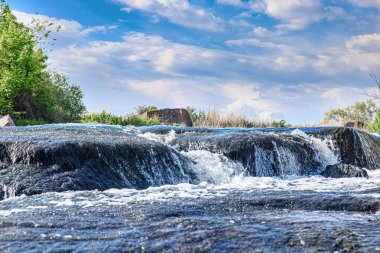 Güneşli bir günde çağlayan şelale