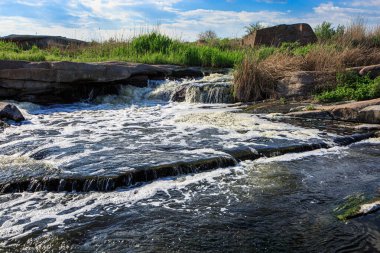Güneşli bir günde çağlayan şelale
