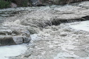 Güneşli bir günde çağlayan şelale
