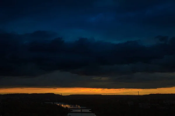 Sonnenuntergang Oder Sonnenaufgang Über Einem Fluss Hügeligem Gelände — Stockfoto
