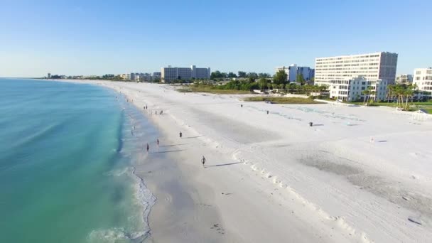 Voe sobre a praia em Siesta Key, Florida . — Vídeo de Stock