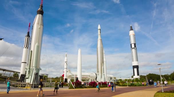 火箭在肯尼迪航天中心花园 — 图库视频影像