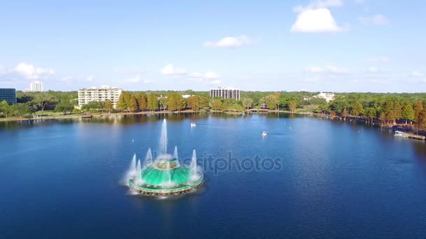 Αεροφωτογραφία του λίμνη Eola συντριβάνι στο κέντρο της πόλης Ορλάντο, Φλόριντα — Αρχείο Βίντεο